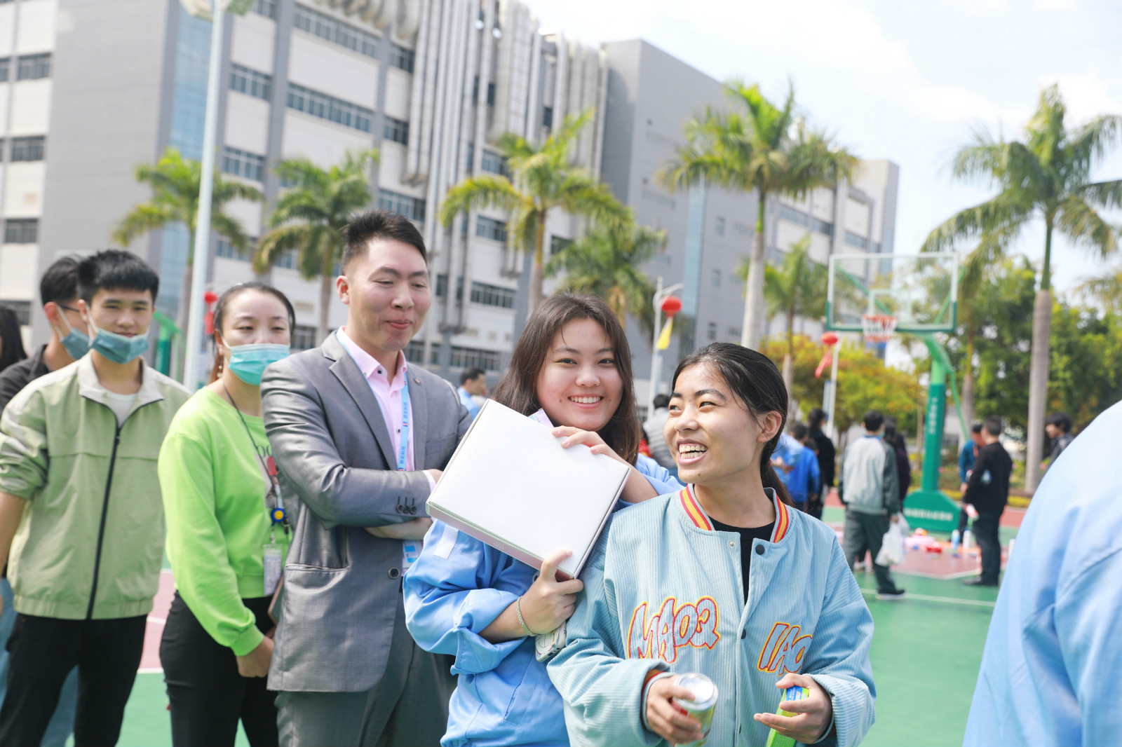 就地过年，年味不减—我在尊龙手机版下载挺好的